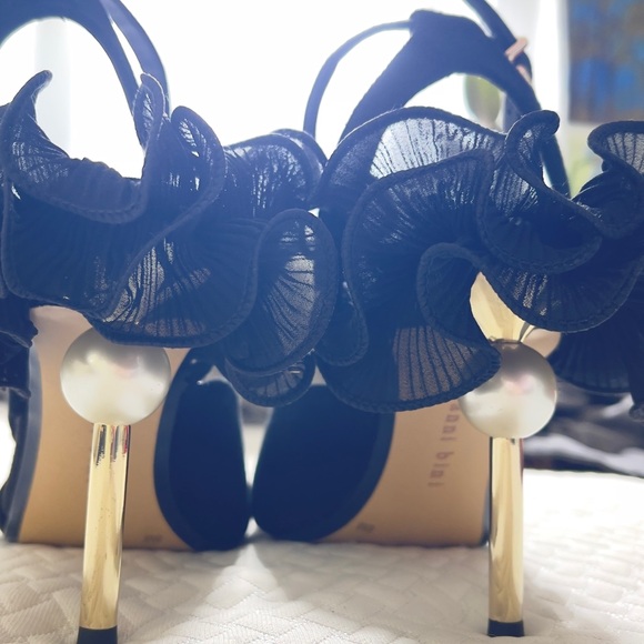 Gianni Bini Black Heels with Elegant Design - Picture 7 of 7